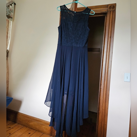 Black dress with short trian - Picture 2 of 3